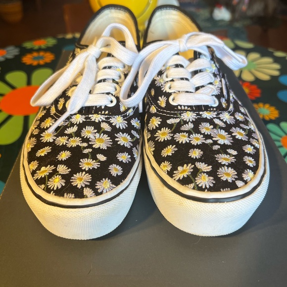 VANS DAISIES SHOES SIZE 8.5 (WORN ONCE) - Picture 1 of 7